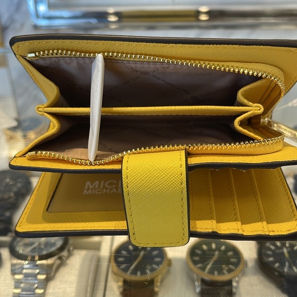 Michael Kors Medium Crossgrain Leather Wallet
COLOR GOLDEN YELLOW
NWT - Picture 16 of 16